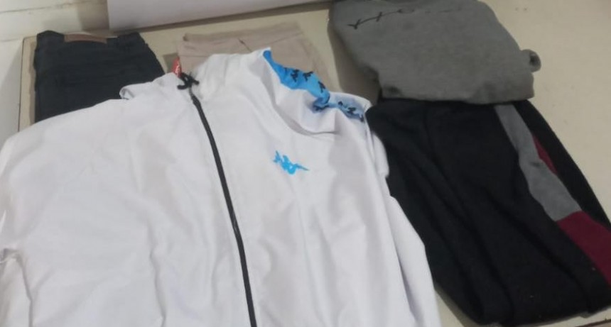 Villa &Aacute;ngela: PERSONAL DE COMISARIA SEGUNDA RECUPERA PRENDAS DE VESTIR ROBADAS A UN LOCAL COMERCIAL