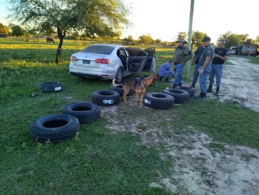 Enrique Urien: Abandonó un auto con 22 cubiertas de contrabando dentro de un campo privado