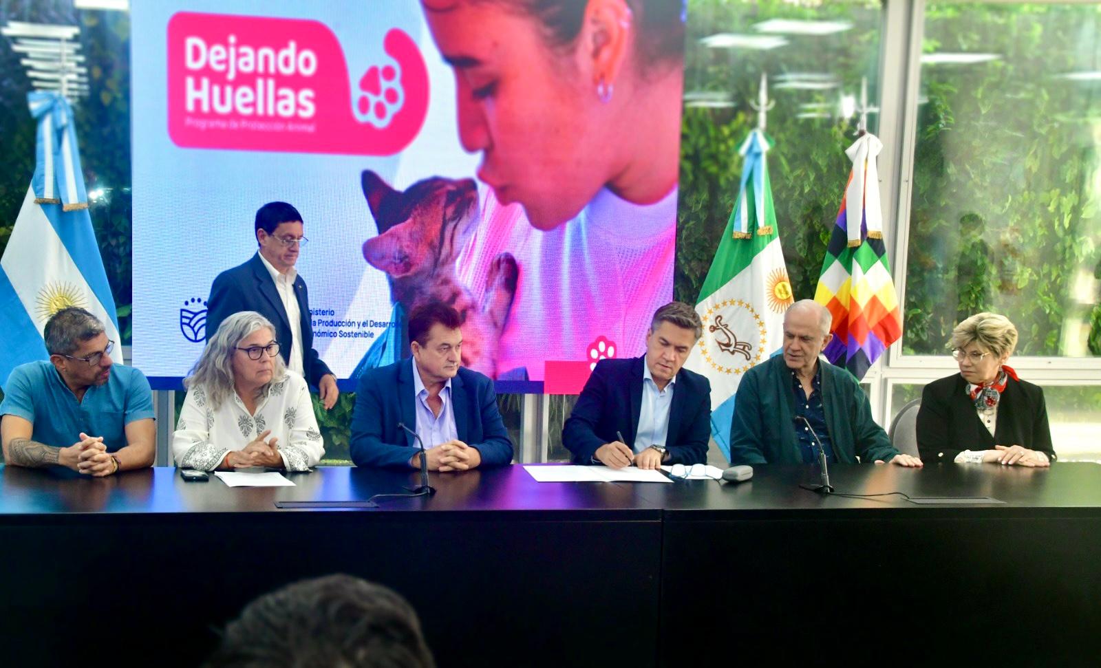 EL GOBERNADOR ZDERO LANZ&Oacute; EL PROGRAMA DE PROTECCI&Oacute;N DE ANIMALES DOM&Eacute;STICOS &ldquo;DEJANDO HUELLAS&rdquo;