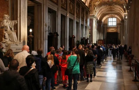 MILES DE FIELES FORMAN FILAS PARA VIISITAR LA TUMBA DEL PAPA FRANCISCO