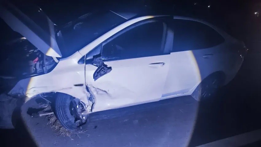 Cansado al volante: perdi&oacute; con el control de su auto y choc&oacute; contra una camioneta