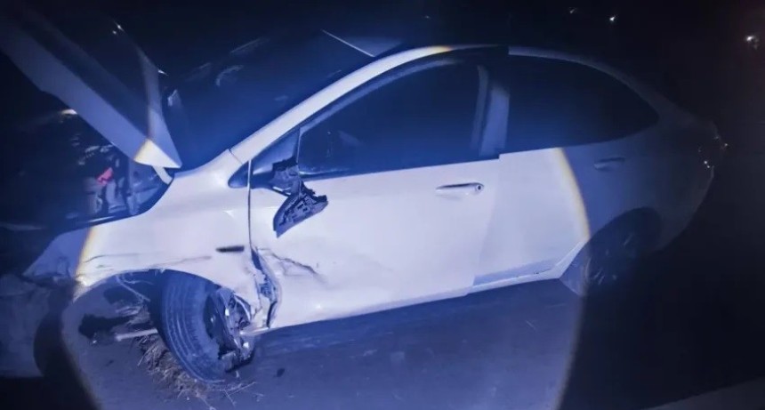 Cansado al volante: perdi&oacute; con el control de su auto y choc&oacute; contra una camioneta
