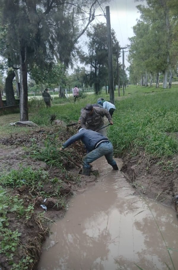 VILLA &Aacute;NGELA: EQUIPOS MUNICIPALES CONTIN&Uacute;AN TRABAJANDO EN LA CIUDAD
