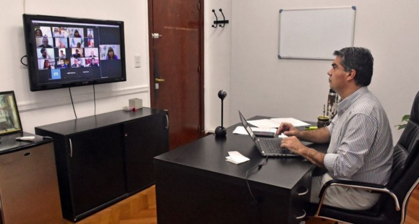 Capitanich escuch&oacute; a los gremios docentes, pero no dio respuestas