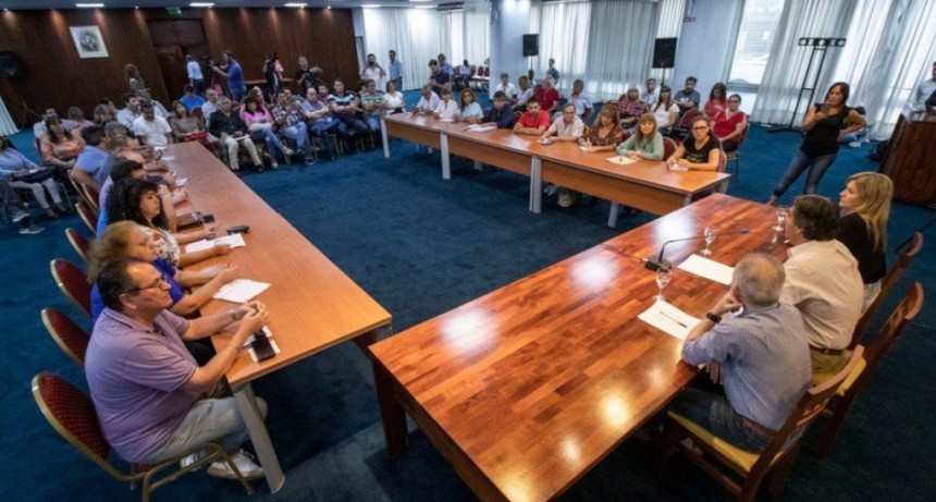 Posponen la reuni&oacute;n con docentes que reclaman la cl&aacute;usula gatillo