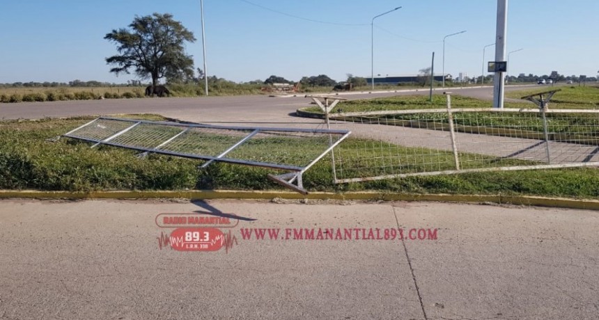 Villa &Aacute;ngela: MALESTAR DE LOS CIUDADANOS AL NOTAR QUE EL ACCESO DE AV. URUGUAY ES ABIERTO POR LOS MISMOS VECINOS DE LA ZONA