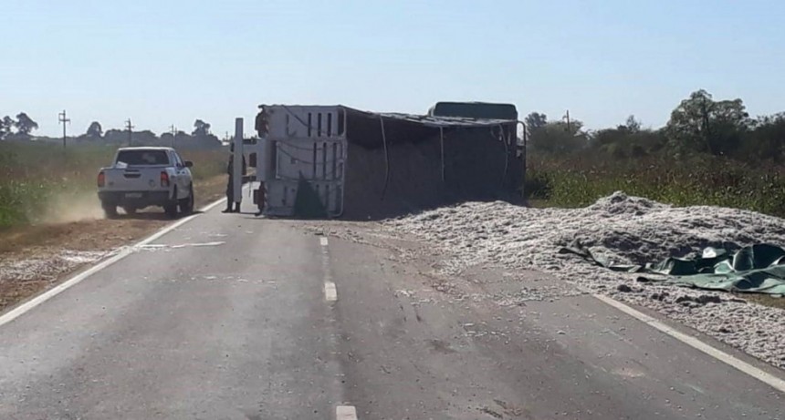 Volc&oacute; cami&oacute;n cargado con algod&oacute;n en la Ruta 89
