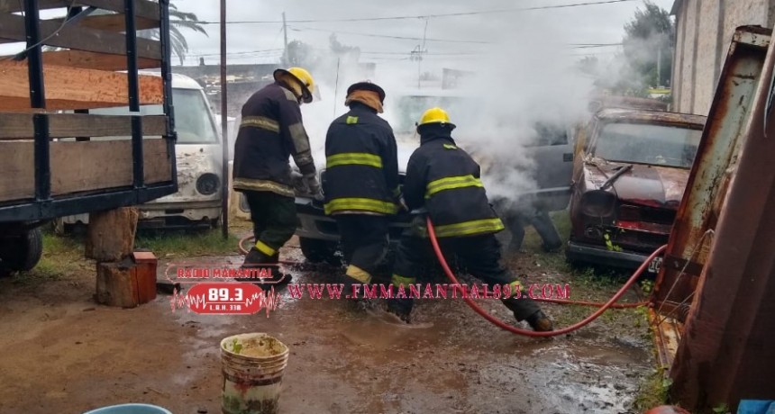 Villa &Aacute;ngela: UNA CAMIONETA COMENZ&Oacute; A INCENDIARSE, BOMBEROS ACUDI&Oacute; AL LUGAR