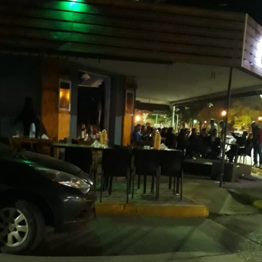 Villa &Aacute;ngela: CONSTATAN UNAS 30 PERSONAS REUNIDAS EN UN BAR C&Eacute;NTRICO Y PROCEDEN A LA NOTIFICACI&Oacute;N DE LA INFRACCI&Oacute;N AL PROPIETARIO Y A 3 CIUDADANOS