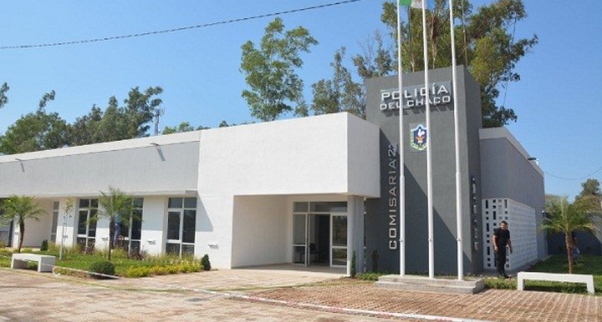 Esc&aacute;ndalo en Charata: afirman que descubrieron a un subcomisario consumiendo alcohol con un detenido
