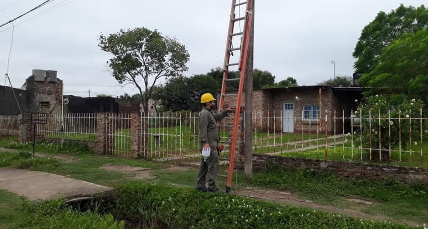 Villa &Aacute;ngela: EL MUNICIPIO TRABAJA INTENSAMENTE EN LA REPARACI&Oacute;N Y RECAMBIO DE LUMINARIAS EN TODA LA CIUDAD