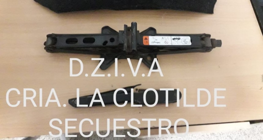 La Clotilde:  EL PERSONAL POLICIAL RECUPERA ELEMENTOS ROBADOS DESDE LA CAJA DE UNA CAMIONETA