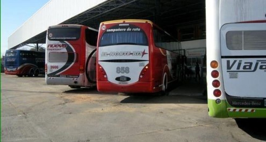 Solo esenciales podr&aacute;n viajar en micros de media y larga distancia y en vuelos de cabotaje