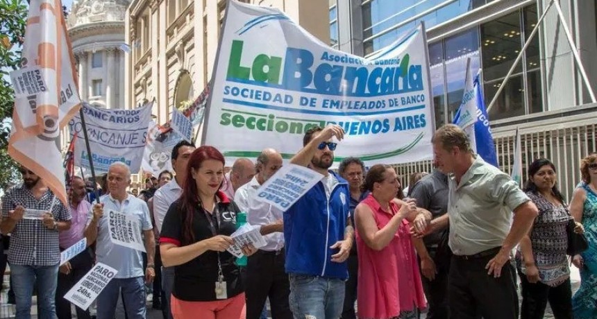 La Bancaria acord&oacute; un aumento salarial del 60% y el b&aacute;sico llegar&aacute; a casi $200 mil