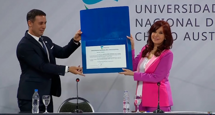 Oestmann a CFK: &ldquo;Es un honor hacerle esta entrega y decirle gracias por su humildad y por haber creado 16 Universidades en lugares estrat&eacute;gicos del pa&iacute;s&rdquo;