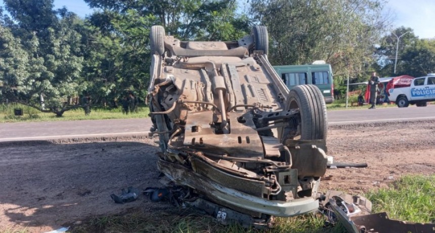 Vuelco en Plaza: chocaron un cami&oacute;n y un auto sobre la Ruta 16
