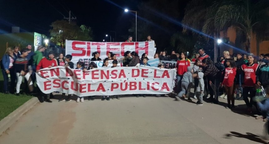 San Bernardo: Contin&uacute;a la carpa de docentes y padres en la Escuela 755, a la espera de una reuni&oacute;n con Lineras