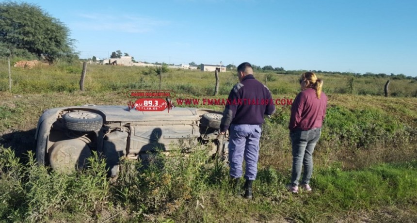 Villa &Aacute;ngela: VOLC&Oacute; Y QUED&Oacute; DE LADO EN UNA CUNETA | LOS OCUPANTES NO RESULTARON CON LESIONES
