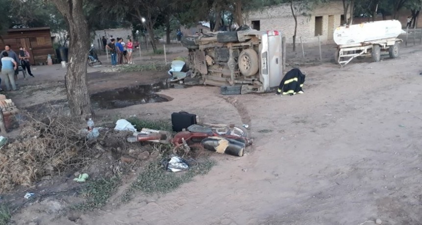 Impactante siniestro vial: dos personas murieron tras choque entre una moto y una Pick Up