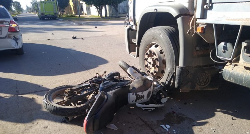 Villa &Aacute;ngela: DURO CHOQUE ENTRE UN AUTO Y UNA MOTOCICLETA, EL QUE MANEJABA &Eacute;STA FUE DERIVADO A SAENZ PE&Ntilde;A