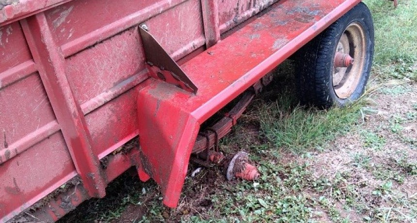 Villa &Aacute;ngela: POLIC&Iacute;AS COLABORARON EN LA REGULACI&Oacute;N DEL TRANSITO INTERRUMPIDO POR UNA TR&Aacute;ILER QUE SE LE HABR&Iacute;A SALIDO LA RUEDA