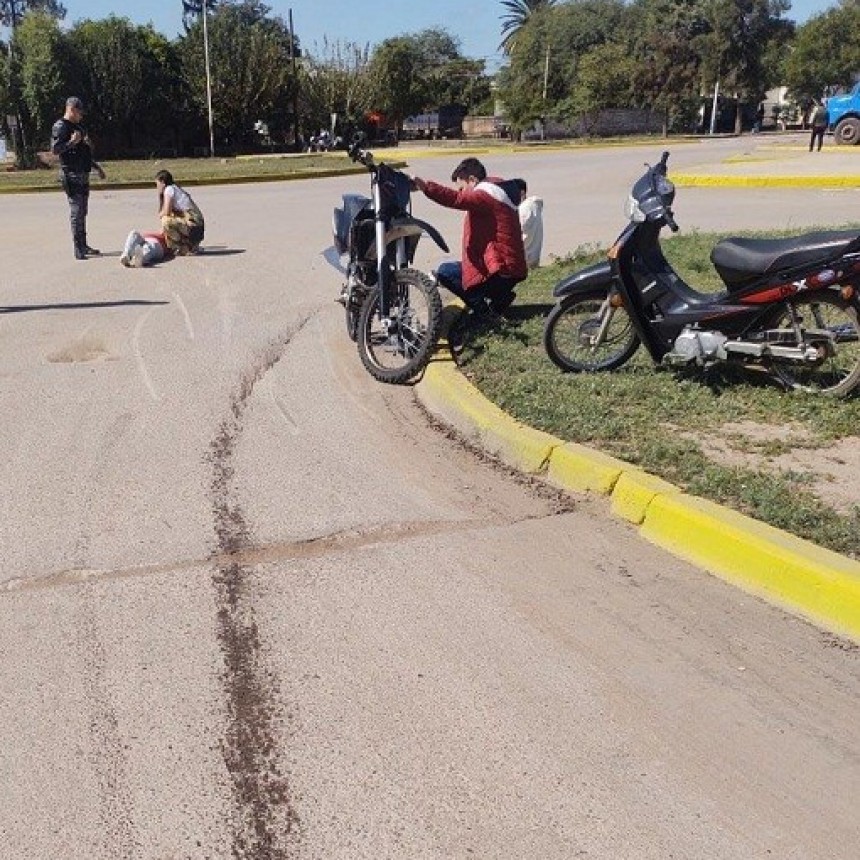 Villa &Aacute;ngela: POR DESPERFECTO MEC&Aacute;NICO DOS HERMANOS PERDIERON EL CONTROL DE LA MOTO, CAYERON A LA CINTA ASF&Aacute;LTICA Y FUERON TRASLADADO AL HOSPITAL 