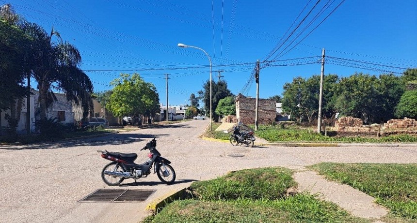 Villa &Aacute;ngela: UNA MUJER JUNTO A DOS NI&Ntilde;OS FUERON TRASLADADOS AL HOSPITAL TRAS COLISIONAR CON OTRA MOTOCICLETA
