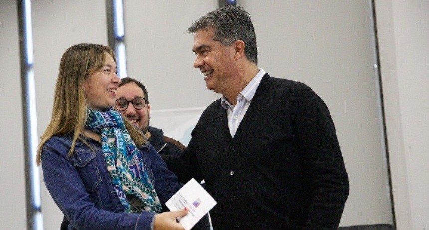 DOCENTES RECIBIERON LA TARJETA TUYA PARA LA COMPRA DE COMPUTADORAS