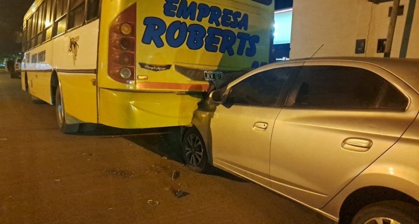 Villa &Aacute;ngela: AUTOMOVILISTA CHOC&Oacute; CON UN COLECTIVO ESTACIONADO 