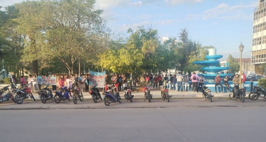 Villa &Aacute;ngela: SE CONVOCARON FRENTE AL MUNICIPIO SOLICITANDO ENTREGA DE HERRAMIENTAS Y ALIMENTOS