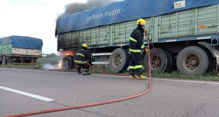 RN N&ordm; 95, Km 1013: SE INCENDI&Oacute; CINCO CUBIERTAS DEL ACOPLADO DE UN CAMI&Oacute;N MERCEDES BENZ 
