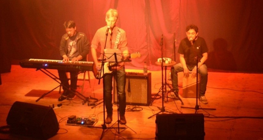 Villa &Aacute;ngela: EL INTENDENTE ADALBERTO PAPP ACOMPA&Ntilde;&Oacute; EL RECITAL DE "ROCK AC&Uacute;STICO PARA NO OLVIDAR"