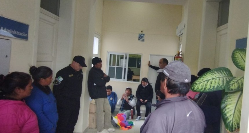 Villa &Aacute;ngela: MARCHA EN PEDIDO DE JUSTICIA POR MELINA RAMOS | Los manifestantes fueron recibidos por el Director del Hospital con quien elaboraron un petitorio para ser elevado al Ministerio de Salud 