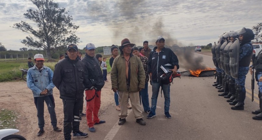 Villa &Aacute;ngela: VECINOS DEL EX BASURAL SE MANIFESTARON  A LA VERA DE LA  RUTA 95 SOLICITANDO AUDIENCIA CON EL INTENDENTE Y MEJORAS PARA EL BARRIO