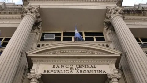 EL BANCO CENTRAL VOLVIÓ A BAJAR LA TASA DE INTERÉS, Y LA FIJÓ EN EL 40%