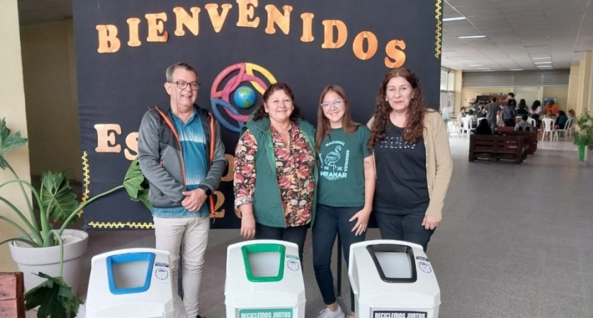 Villa &Aacute;ngela: MEDIO AMBIENTE ENTREG&Oacute; CONTENEDORES PARA RECICLAR AL IESVA 