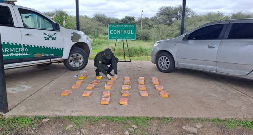 Gancedo: GENDARMER&Iacute;A NACIONAL SECUESTRO 26 LADRILLOS DE COCA&Iacute;NA EN UN AUTOM&Oacute;VIL QUE SE DIRIG&Iacute;A A SANTIAGO  DEL ESTERO