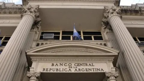 EL BANCO CENTRAL VOLVI&Oacute; A BAJAR LA TASA DE INTER&Eacute;S, Y LA FIJ&Oacute; EN EL 40%