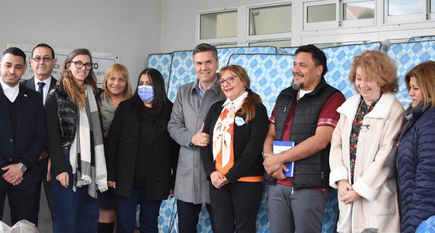 Villa &Aacute;ngela: EL GOBERNADOR ENTREG&Oacute; NUEVOS ELEMENTOS PARA EL HOSPITAL &ldquo;SALVADOR MAZZA&rdquo;