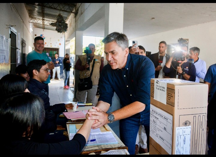 VOTÓ EL GOBERNADOR LEANDRO ZDERO: “ES UN DÍA DECISIVO PARA LOS CHAQUEÑOS Y HAY QUE CONCURRIR A VOTAR