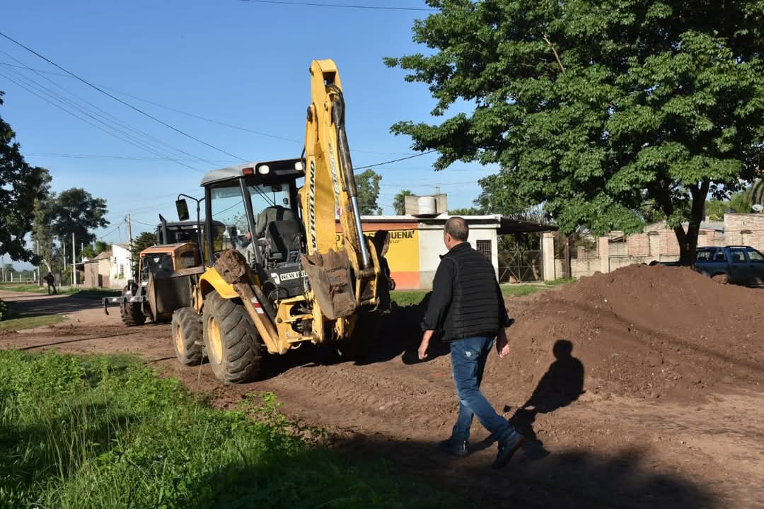 CONTINÚAN LAS OBRAS DE PAVIMENTACIÓN EN VILLA ÁNGELA CON RECURSOS Y PERSONAL MUNICIPAL