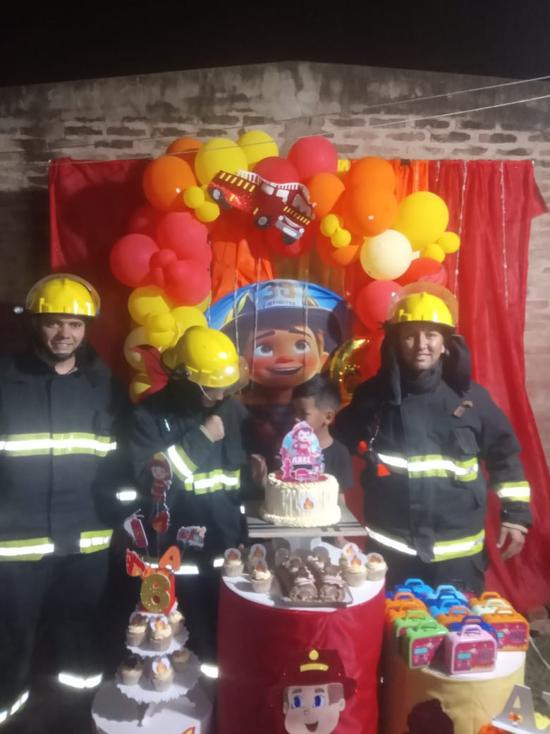 LA DIVISIÓN BOMBEROS DE LA POLICÍA DE VILLA ÁNGELA SORPRENDIÓ A UN NIÑO EN SU CUMPLEAÑOS 
