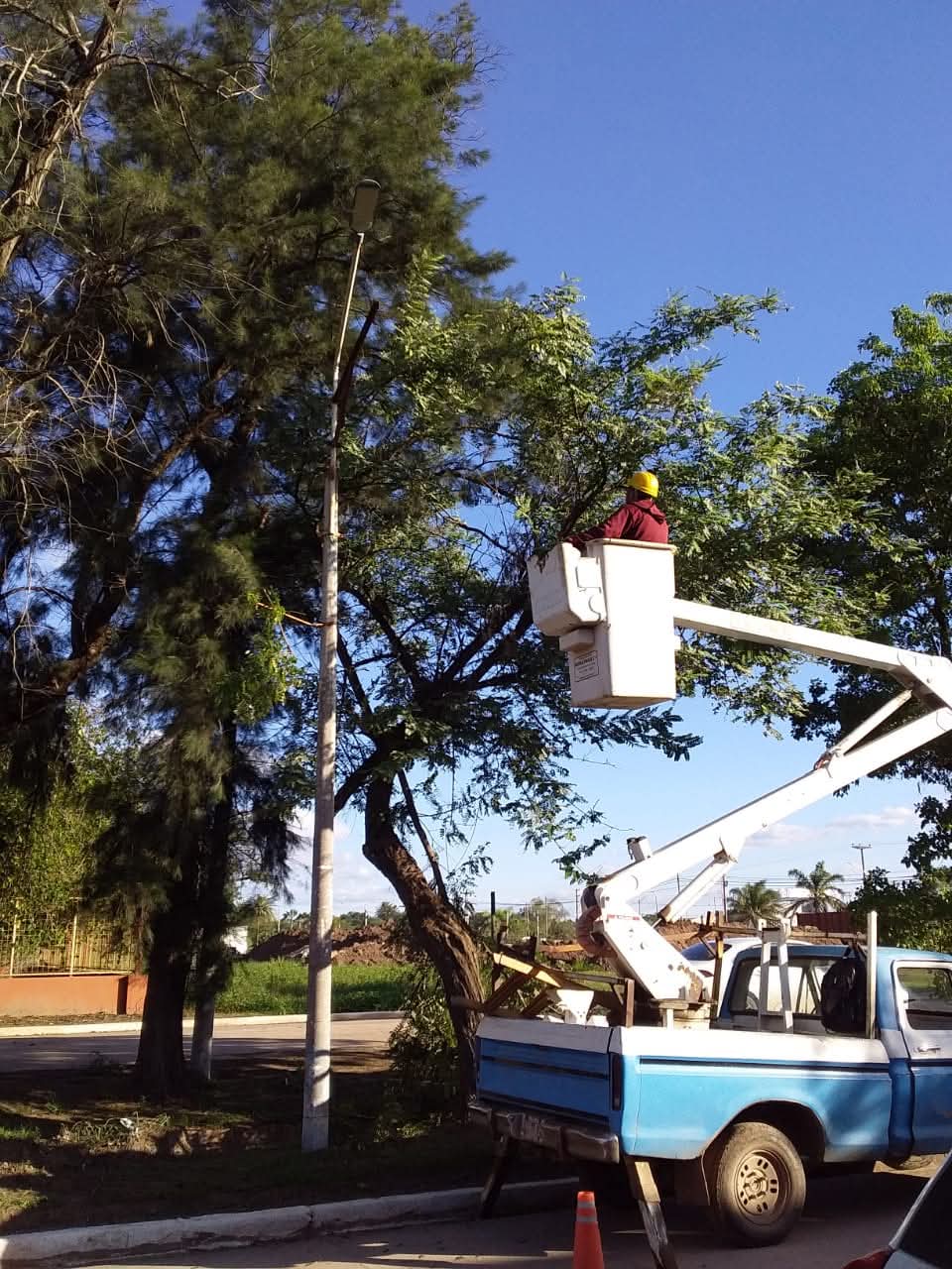 VILLA ÁNGELA: TRABAJOS DE ALUMBRADO PÚBLICO EN DIFERENTES ZONAS DE LA CIUDAD