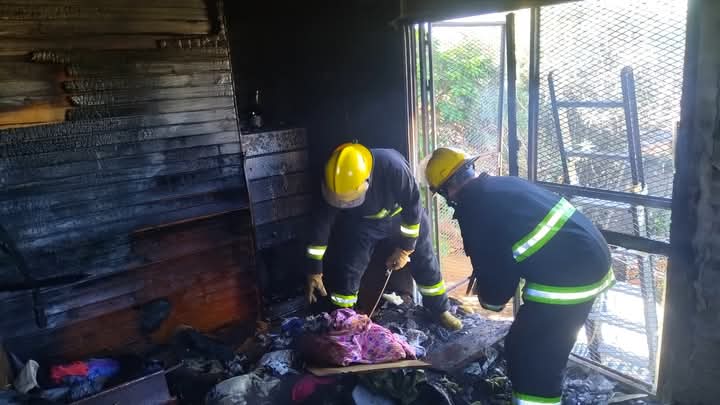 VILLA &Aacute;NGELA: BOMBEROS EXTINGUIERON UN INCENDIO EN EL BARRIO 129 VIVIENDAS 