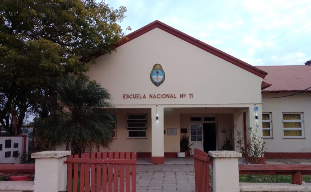 VILLA &Aacute;NGELA: DENUNCIAN QUE SUJETO CON ACTITUD SOSPECHOSA MERODEA POR UNA ESCUELA