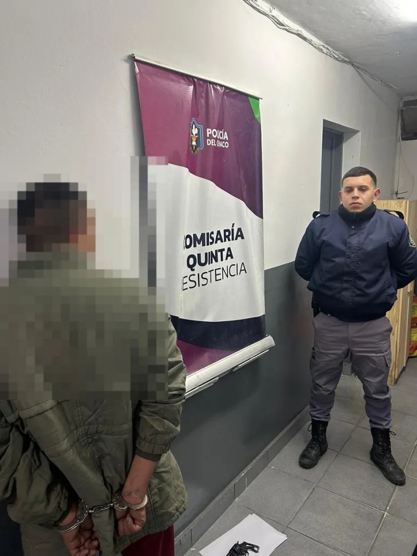 Lo golpe&oacute; con un rev&oacute;lver para robarle la moto y vecinos lo frenaron: qued&oacute; detenido