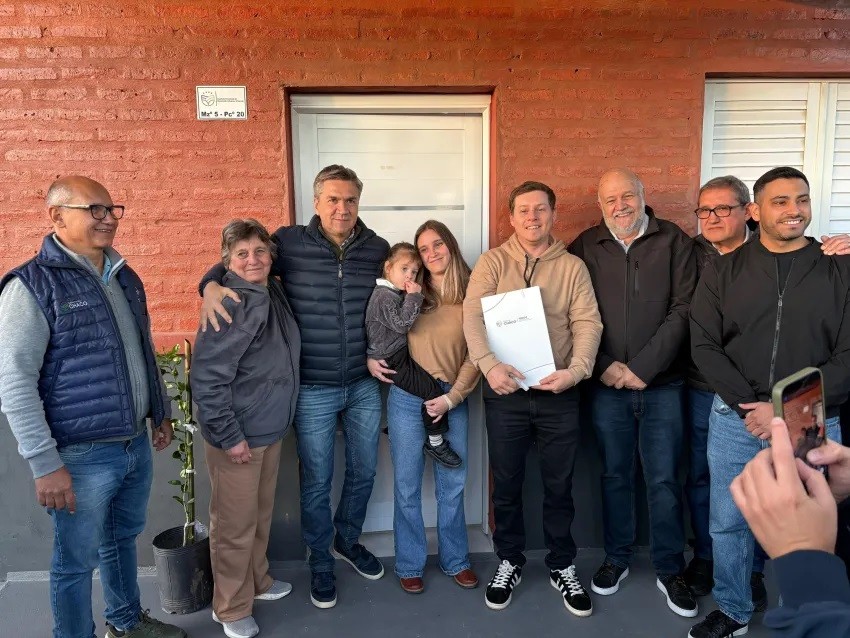 Zdero entreg&oacute; viviendas a familias de Coronel Du Graty