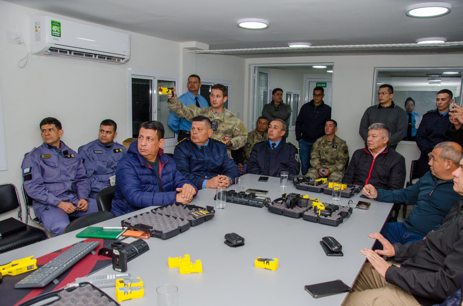 CHACO INCORPOR&Oacute; LAS PRIMERAS TASER PARA FORTALECER LA SEGURIDAD Y MODERNIZAR A LA POLIC&Iacute;A