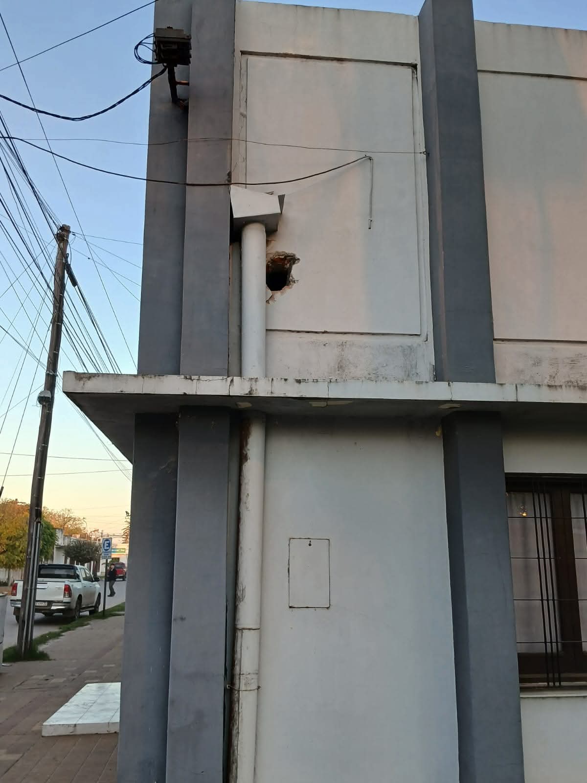 EL MUNICIPIO COLABORA CON MANO DE OBRA EN LA REPARACI&Oacute;N DE CANALETAS EN LA BIBLIOTECA &ldquo;ALMAFUERTE&rdquo; 