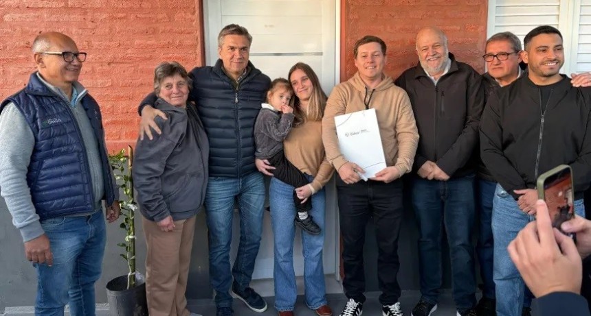 Zdero entreg&oacute; viviendas a familias de Coronel Du Graty